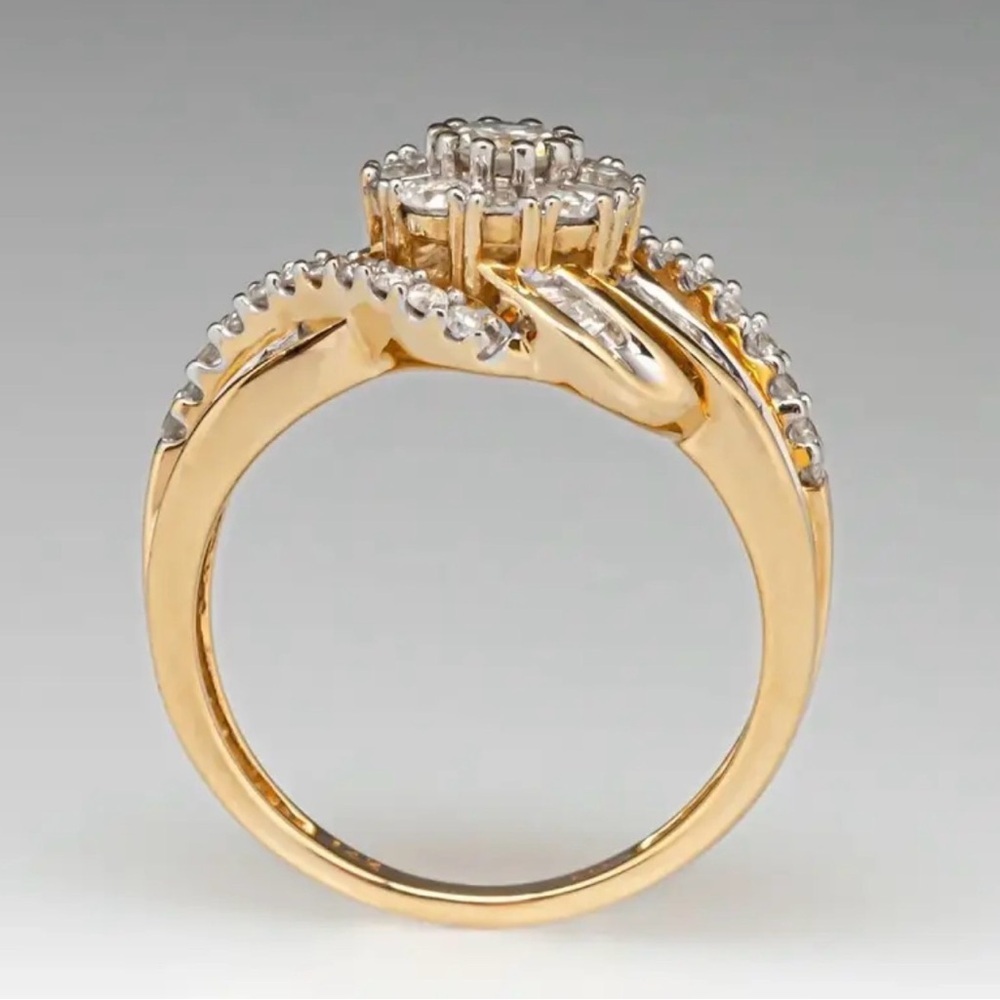Elegant Gold and Silver Diamond Ring. - Picture 3 of 6